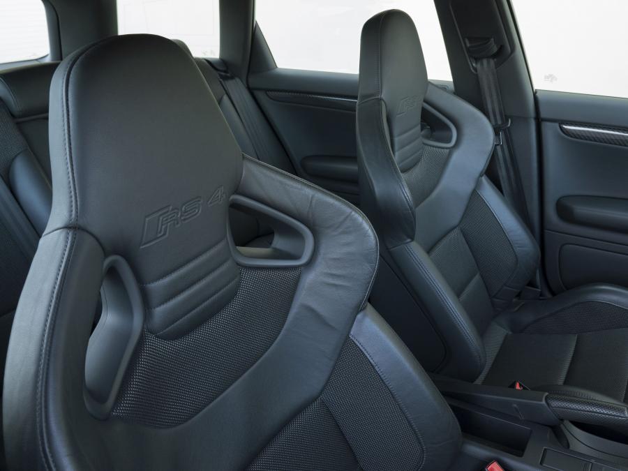 Интерьер Audi RS4 Avant (B7, 8E) 2006 года  (UK) (фото 5 из 9)